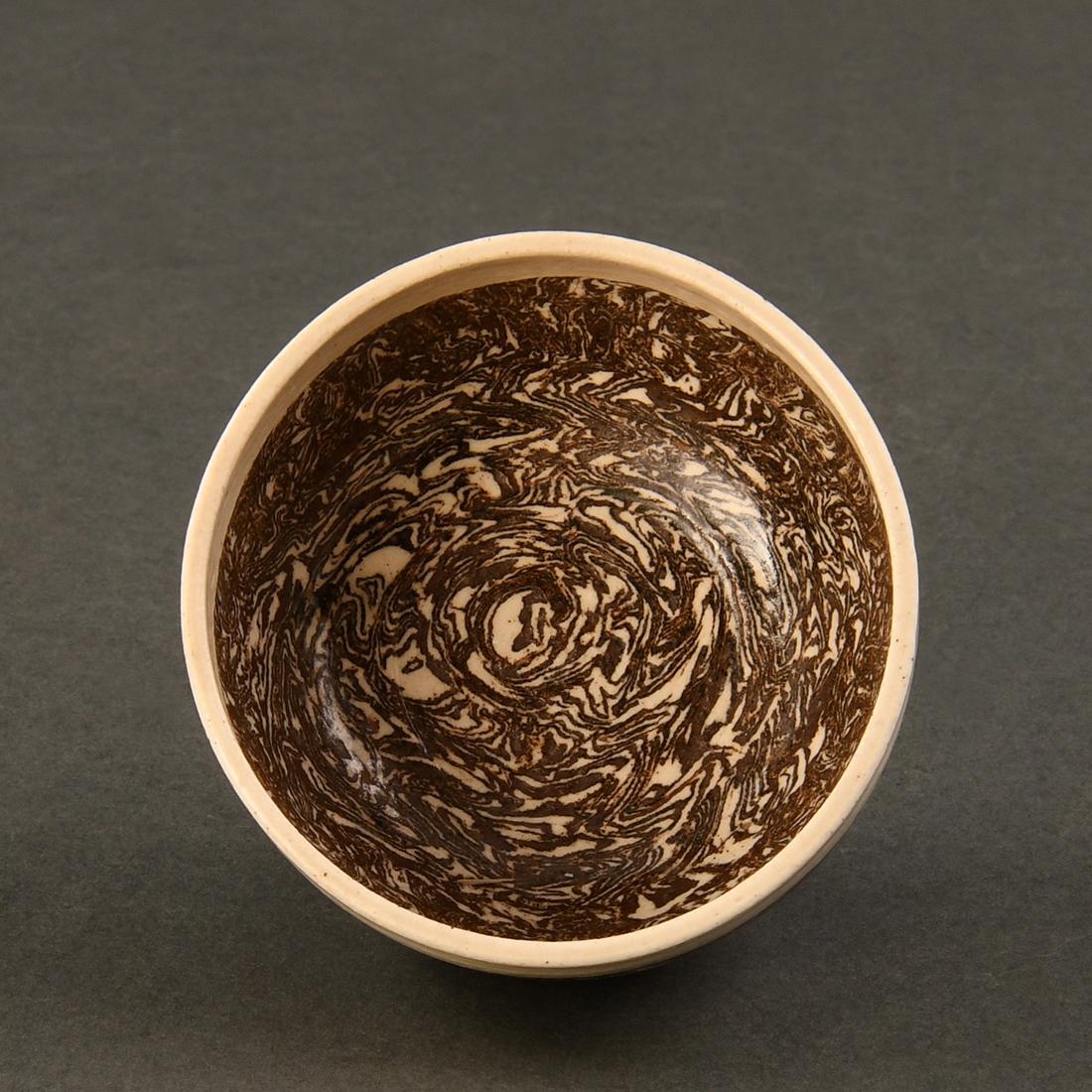 A RARE  MARBLED WHITE-RIMMED CUP (1 of 8)