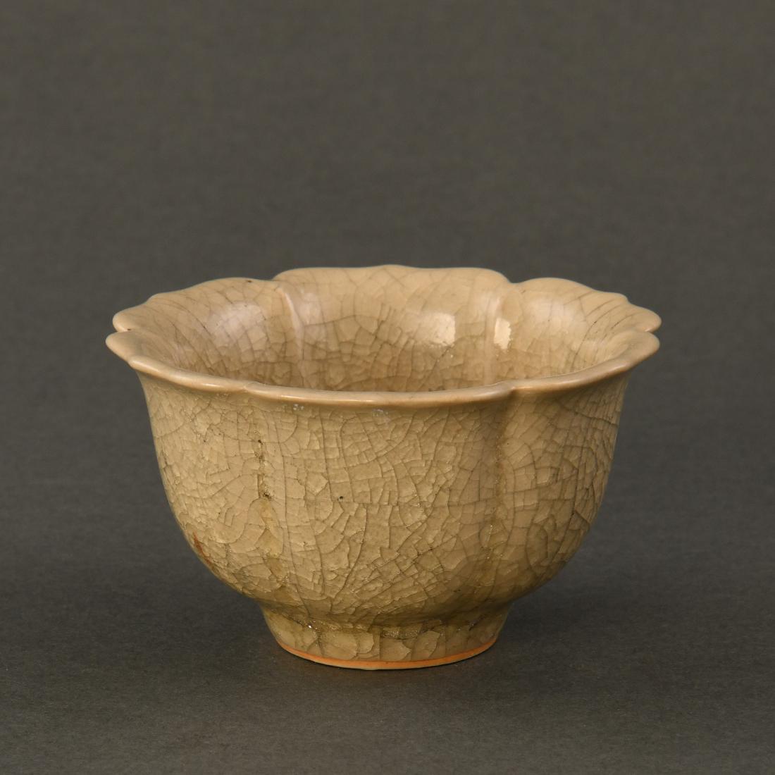 A LONGQUAN 'GUAN'-TYPE FLORAL-RIM CUP (1 of 9)