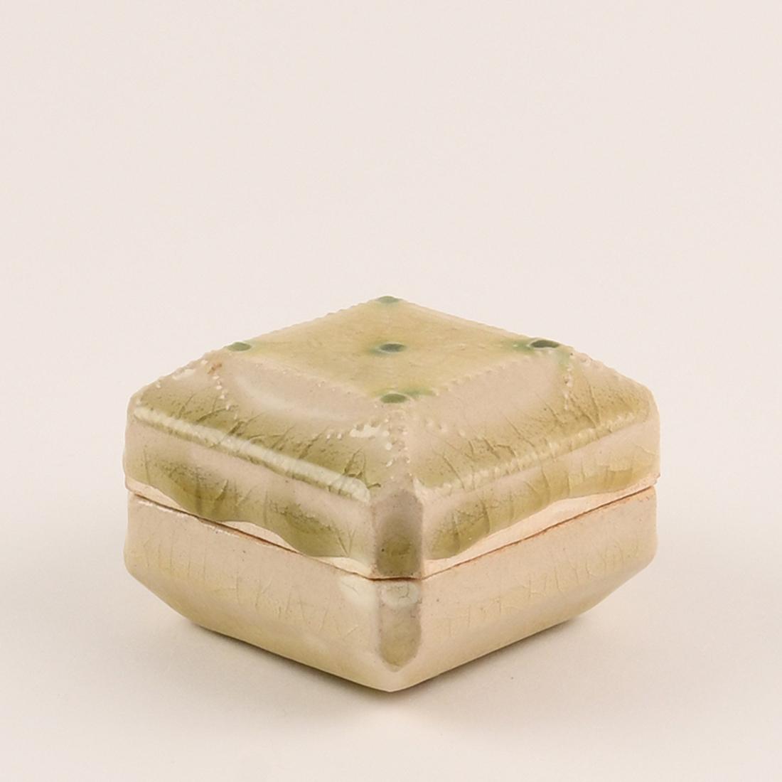 AN UNUSUAL CELADON SQUARE BOX AND COVER (1 of 8)