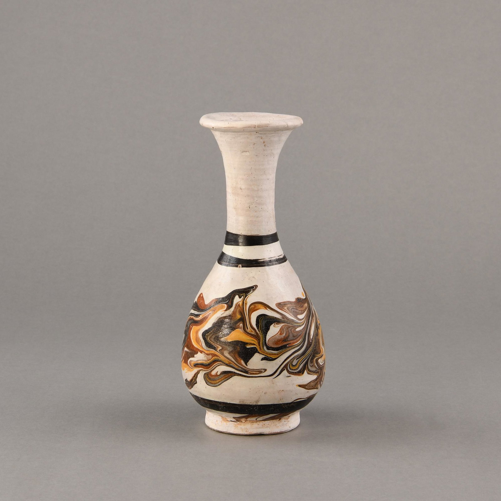 A `CIZHOU' MARBLE-GLAZED BOTTLE VASE, YUHUCHUNPING (1 of 8)
