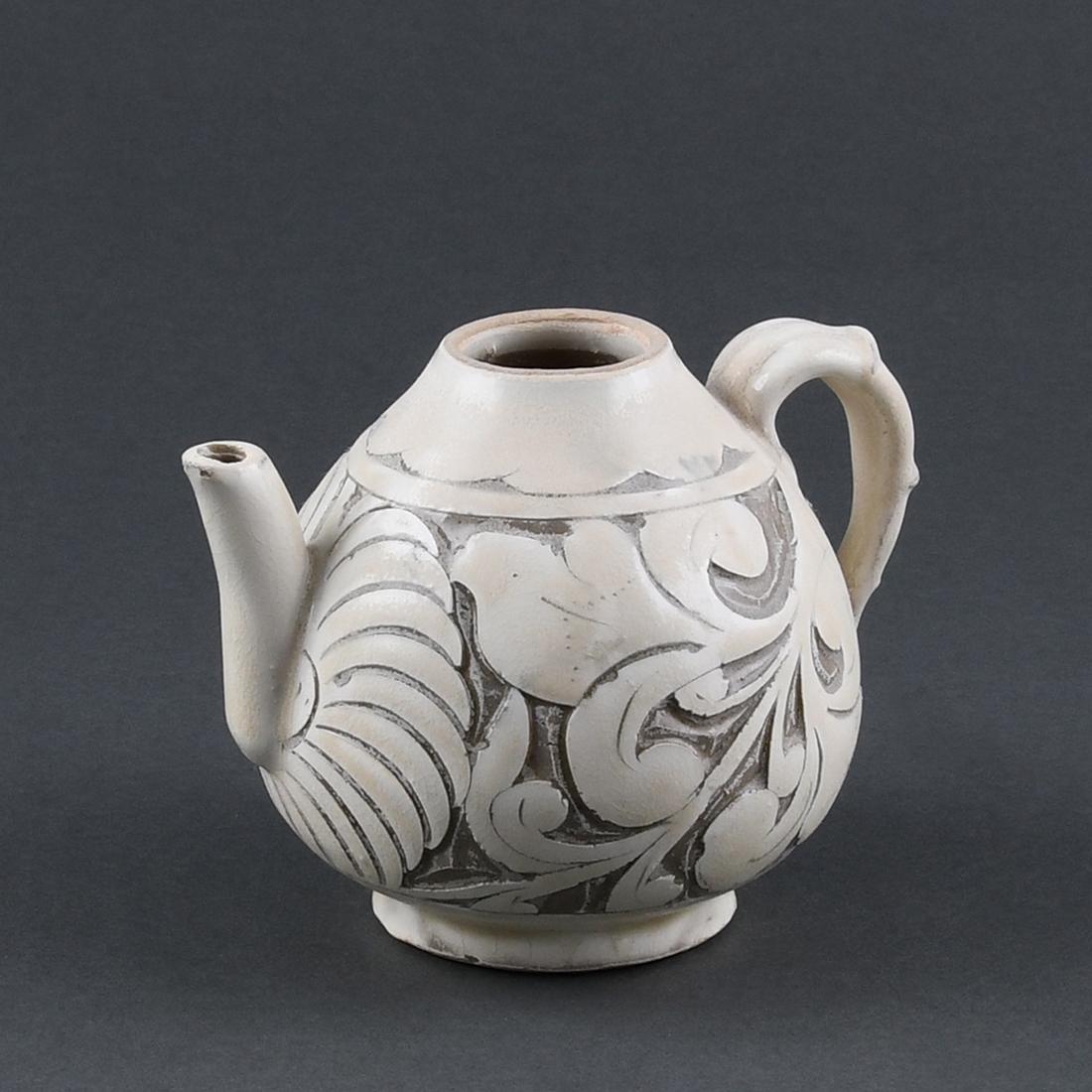 A FINE AND SMALL SGRAFFIATO 'PEONY' EWER (1 of 7)