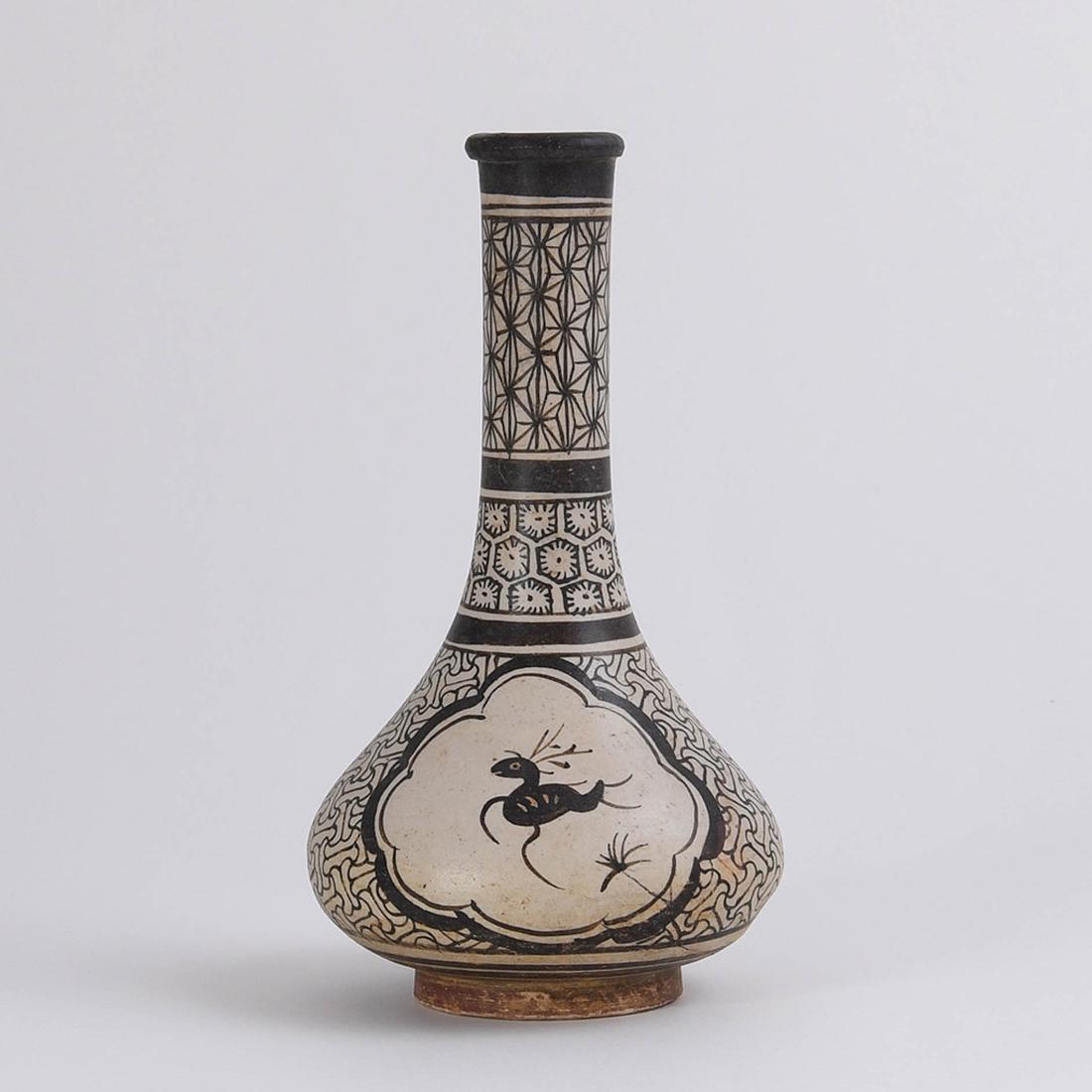 A RARE 'JIZHOU' PAINTED 'DEER' BOTTLE VASE (1 of 9)