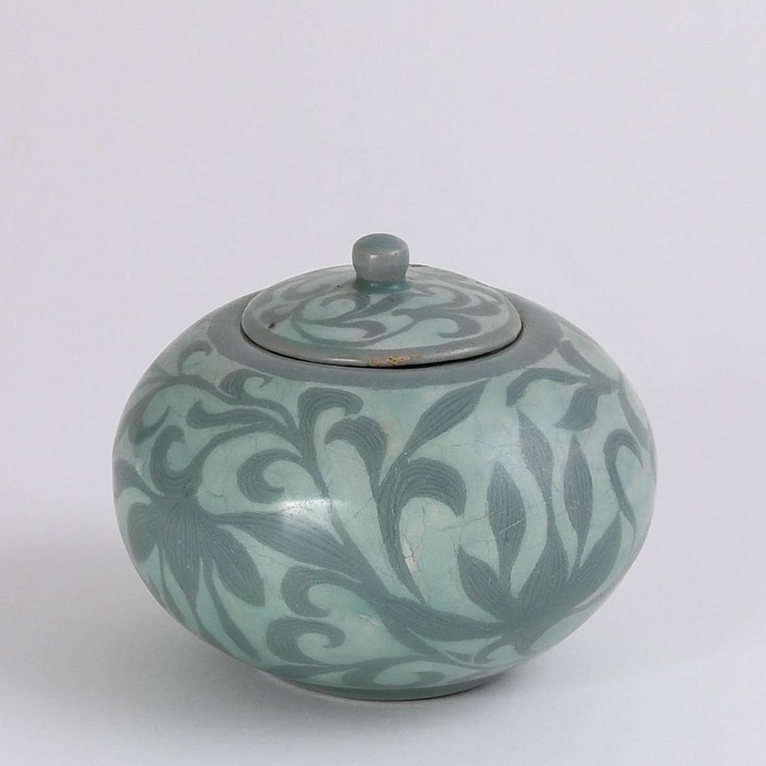 A PAINTED KOREAN CELADON 'FLORAL' JAR AND COVER (1 of 8)