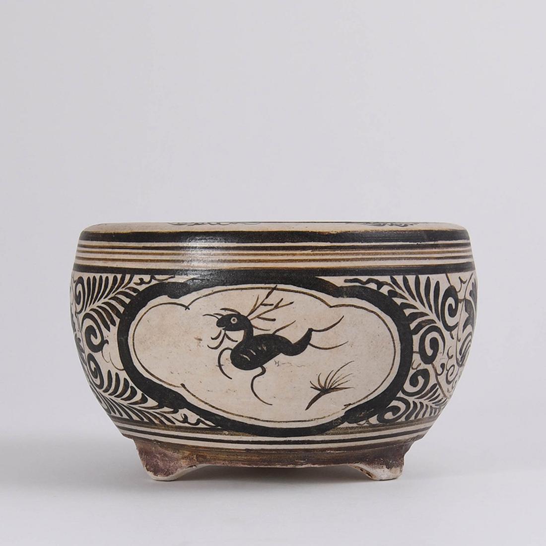 A RARE 'JIZHOU' PAINTED 'DEER' TRIPOD CENSER (1 of 10)