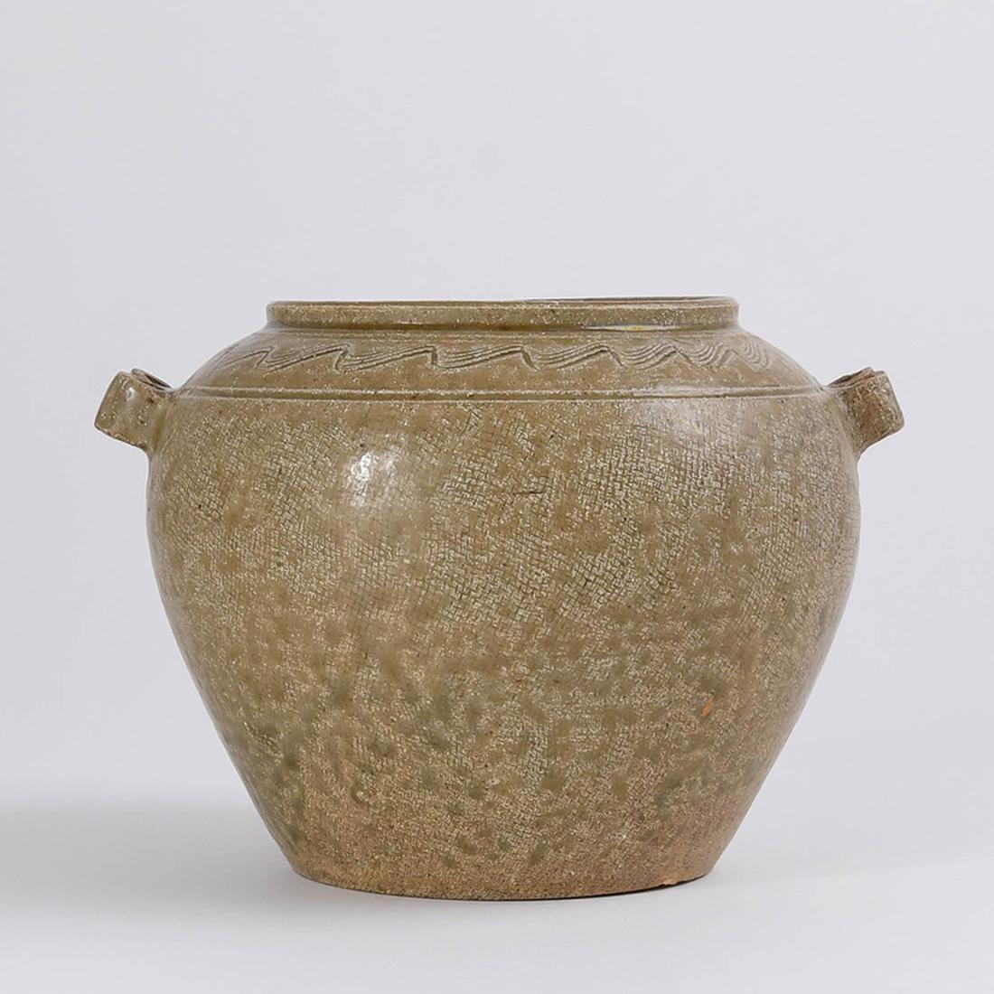 A FINE EARLY 'YUE' CELADON JAR (1 of 8)
