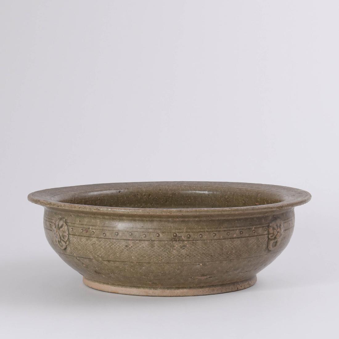 A MOULDED EARLY 'YUE' LOOPS BASIN: A MOULDED EARLY 'YUE' LOOPS BASIN SIZE:Dia:29.5cm,H:9.4cm