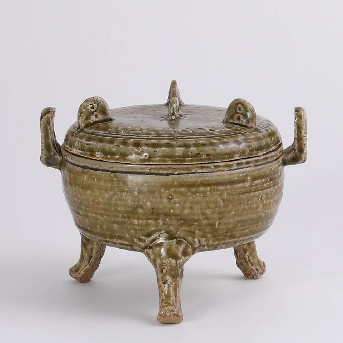 AN EARLY 'YUE' TRIPOD CENSER AND COVER: AN EARLY 'YUE' TRIPOD CENSER AND COVER SIZE:H:13.5cm,W:17.5cm