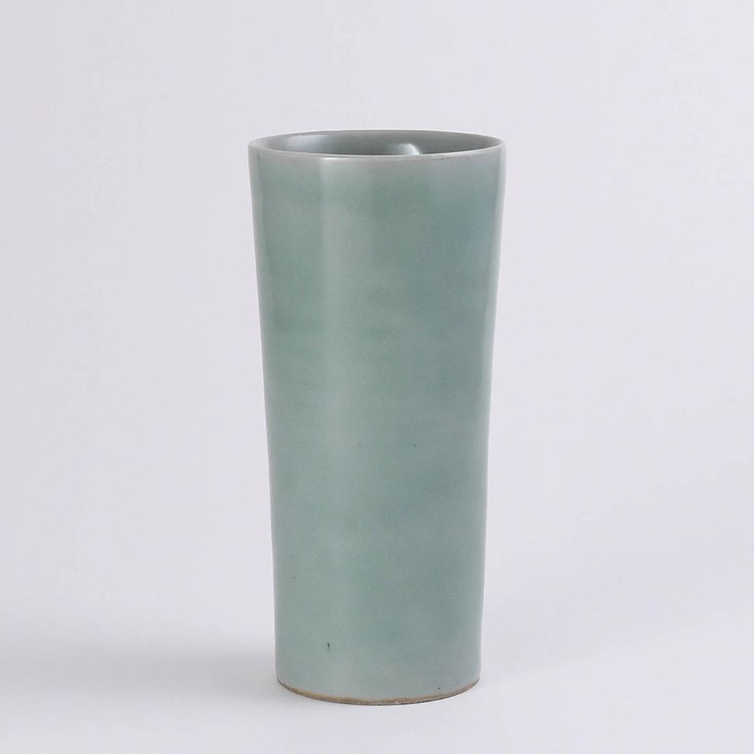 A FINE 'LONGQUAN' CELADON BRUSHPOT (1 of 6)