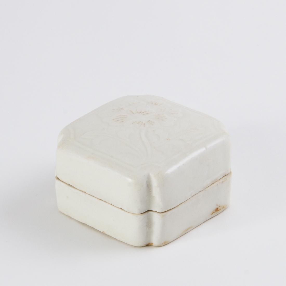 A 'DING' CARVED 'PEONY' SQUARE BOX AND COVER (1 of 6)