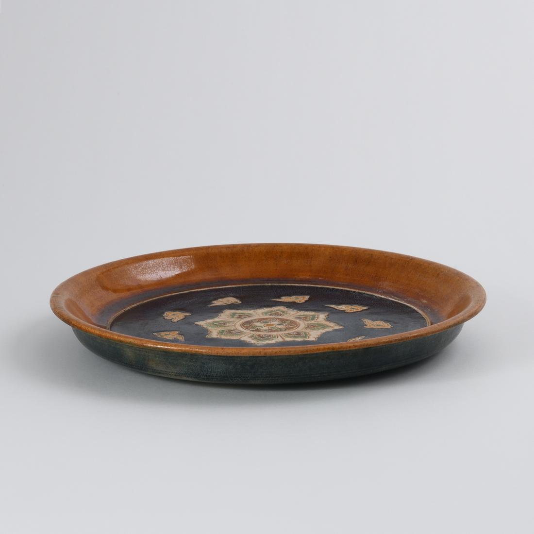 AN IMPRESSIVE AMBER AND SANCAI-GLAZED 'LOTUS' DISH (1 of 6)