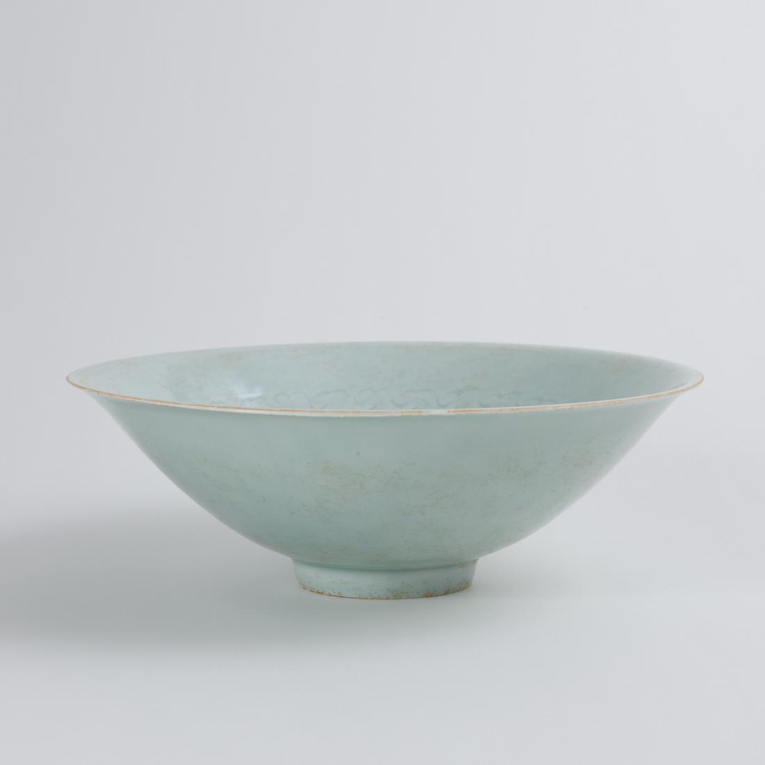 A RARE CARVED BLUE AND WHITE 'WAVE' BOWL (1 of 7)