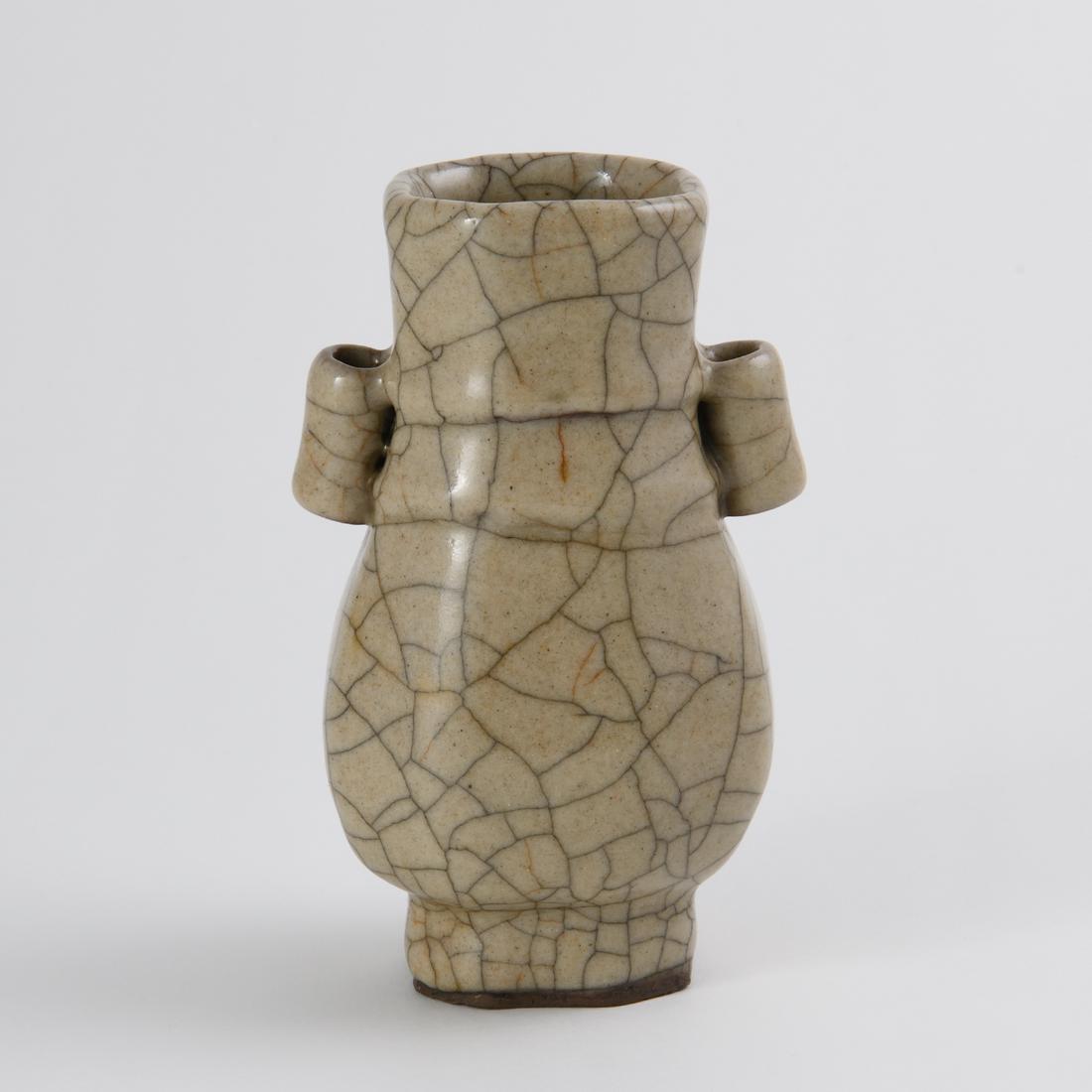 A GE-TYPE ARROW-HANDLED VASE, HU (1 of 7)