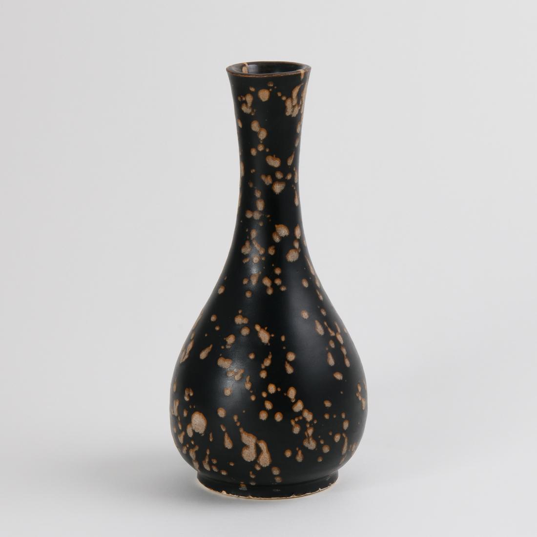 A 'JIZHOU' 'TORTOISESHELL' BOTTLE VASE (1 of 8)