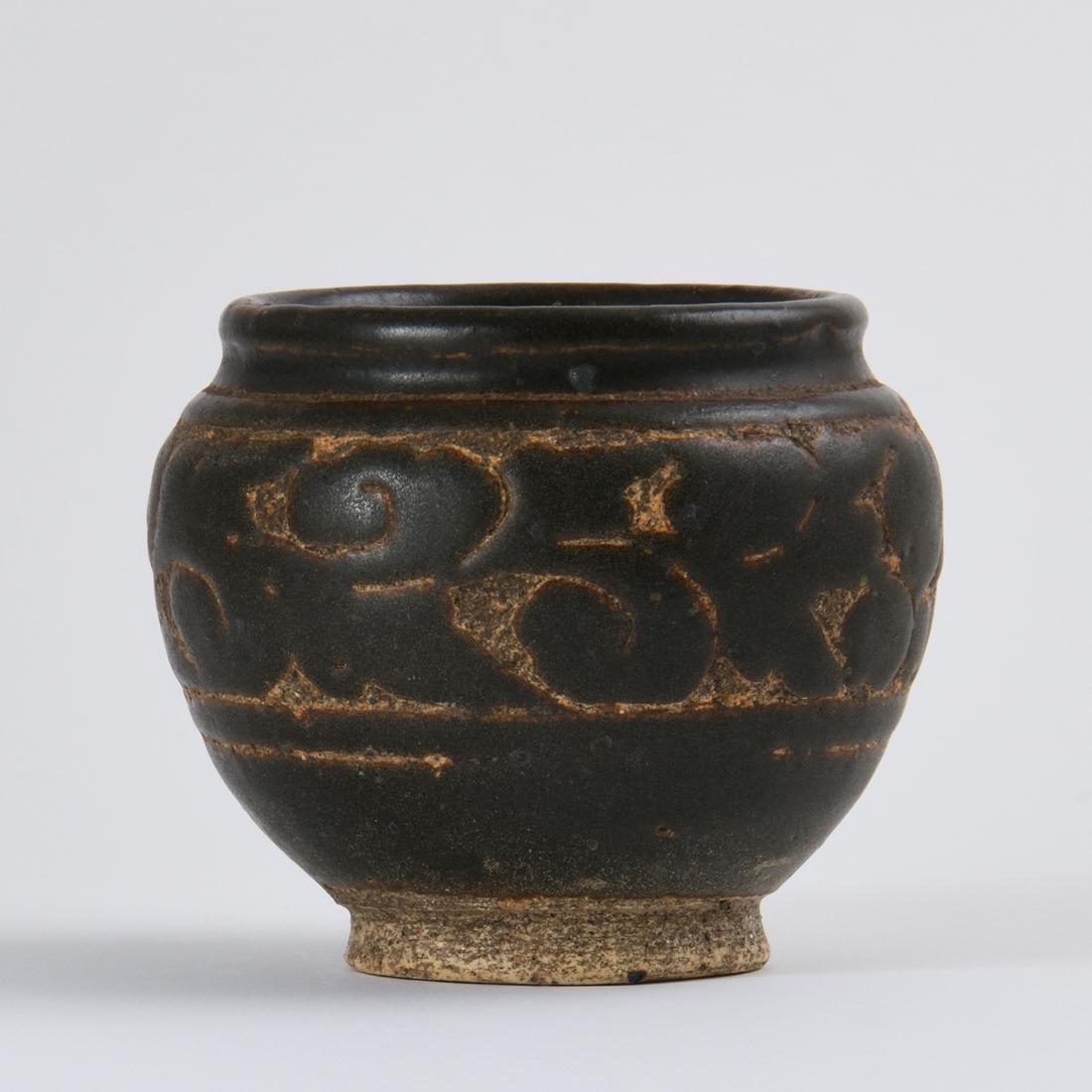 A SMALL SGRAFFIATO BLACK-GLAZED 'CIZHOU' JAR (1 of 6)