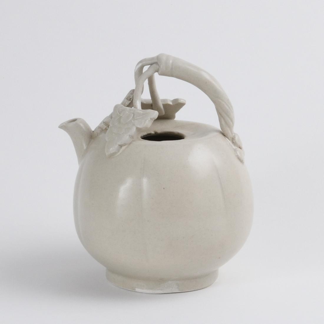 A FINE MOULDED WHITE 'DING' LOBED 'LEAF' EWER (1 of 7)