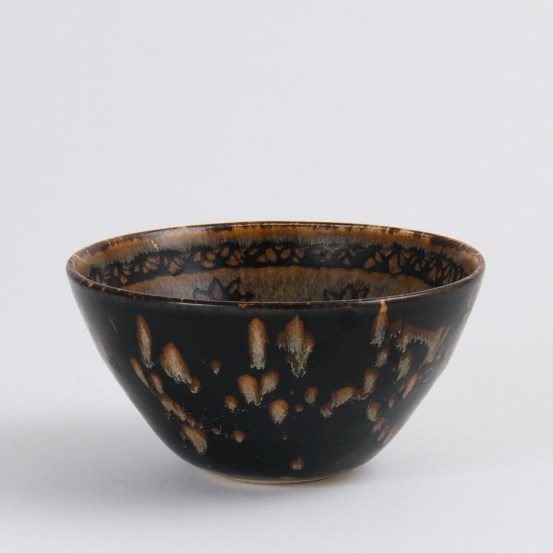 A RARE 'JIZHOU' PAPERCUT 'TORTOISESHELL' BOWL (1 of 6)