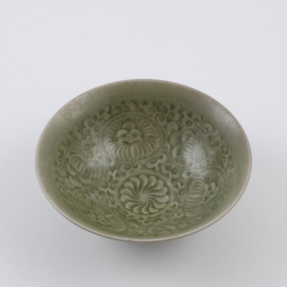 A FINE YAOZHOU CELADON 'CHRYSANTHEMUM' BOWL: A FINE YAOZHOU CELADON 'CHRYSANTHEMUM' BOWL Dia:20.1cm,H:7.3cm