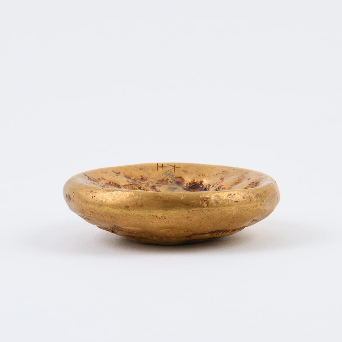 AN INGOT OF CAKE-SHAPED GOLD (1 of 5)