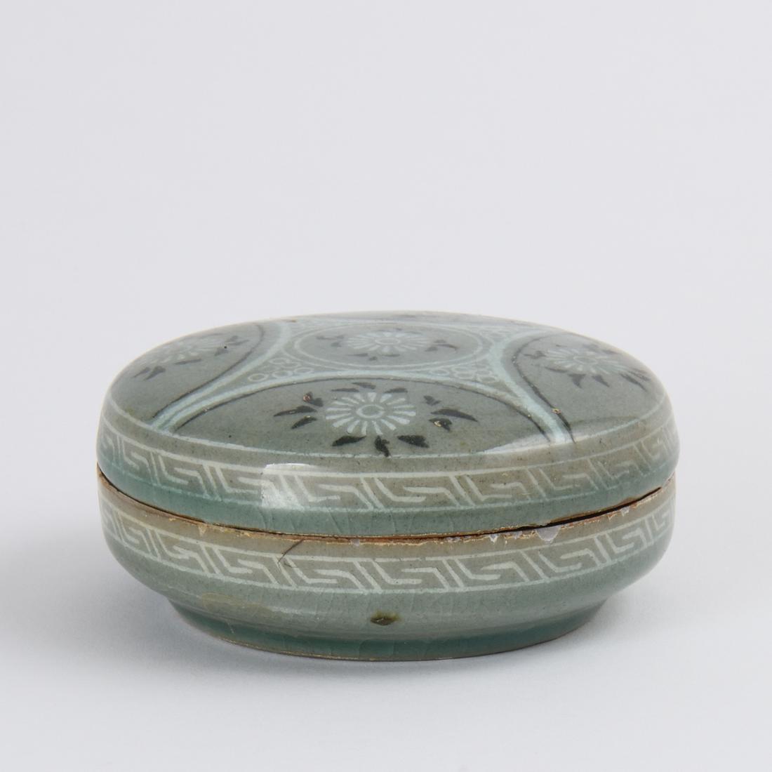 A KOREAN INLAID CELADON 'CHRYSANTHEMUM' COSMETIC BOX AND COVER (1 of 6)