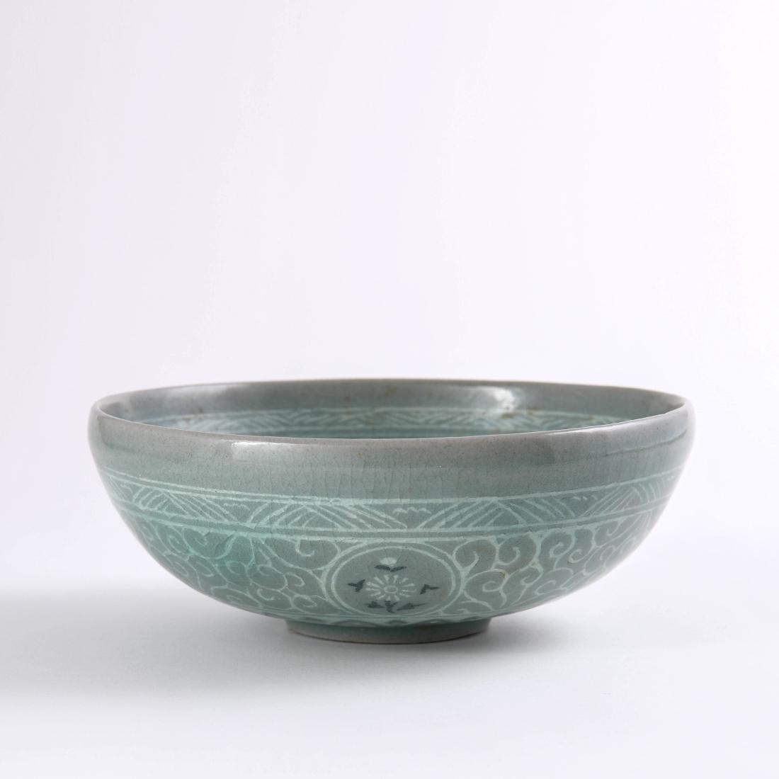 A KOREAN SLIP-INLAID CELADON 'CRANES' BOWL: A KOREAN SLIP-INLAID CELADON 'CRANES' BOWL Dia:17.2cm, H:6.3cm