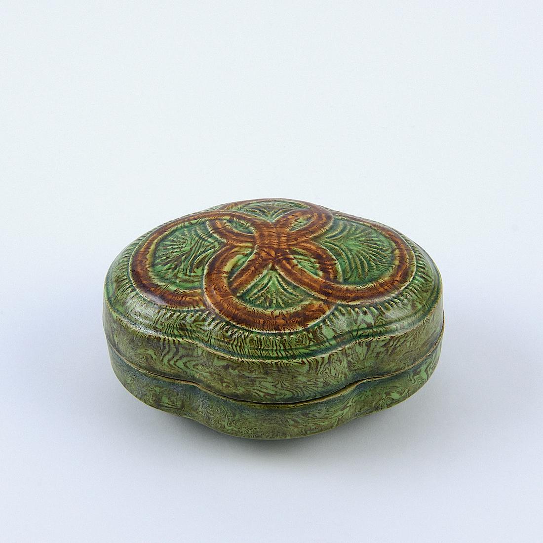 A RARE MARBLED 'SANCAI' QUATREFOIL BOX AND COVER: A RARE MARBLED 'SANCAI' QUATREFOIL BOX AND COVER L:9.7cm,W:7.5cm,H:5.3cm
