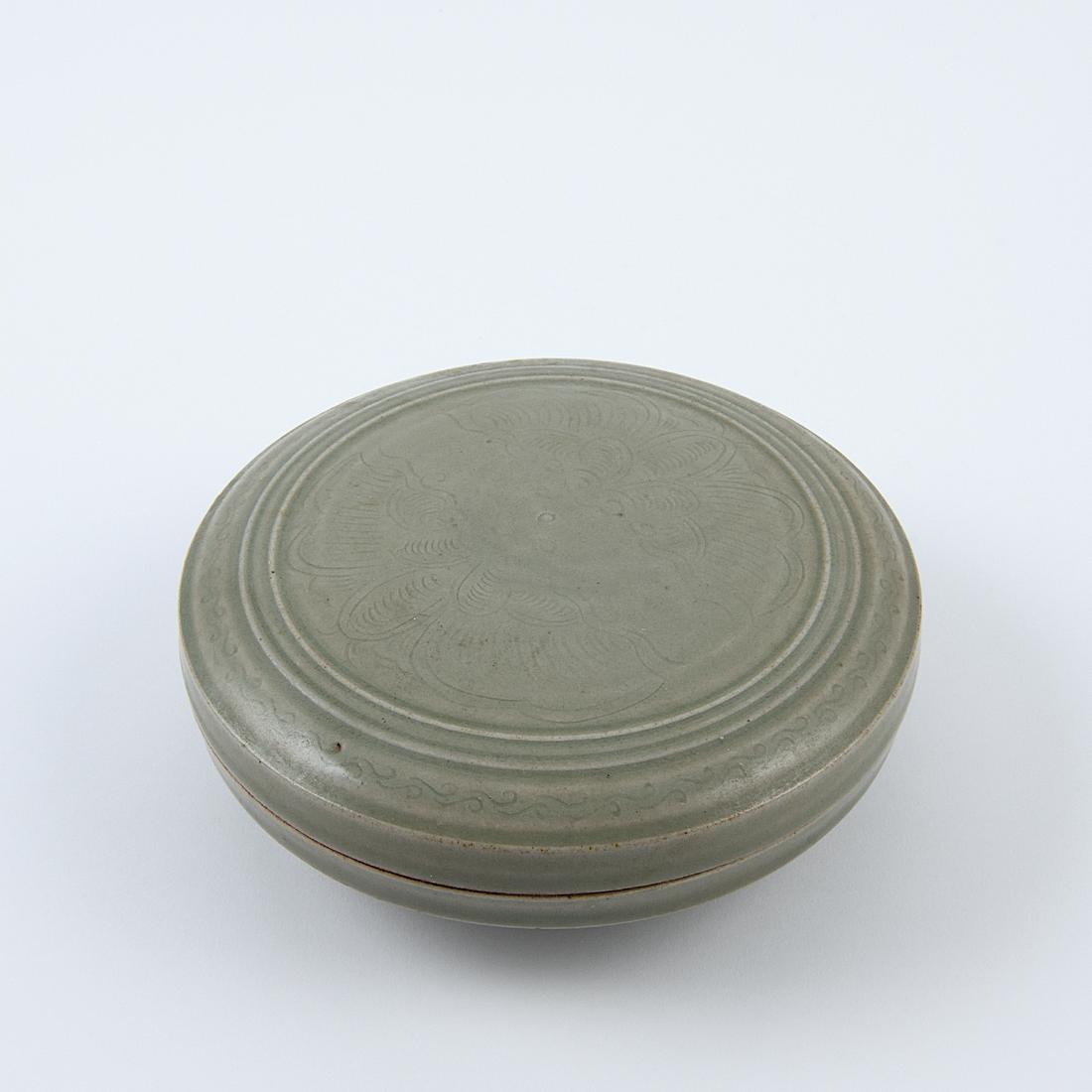 A CARVED 'YUE' CELADON 'TWIN BUTTERFLY' BOX AND COVER: A CARVED 'YUE' CELADON 'TWIN BUTTERFLY' BOX AND COVER Dia:13.8cm,H:5.3cm