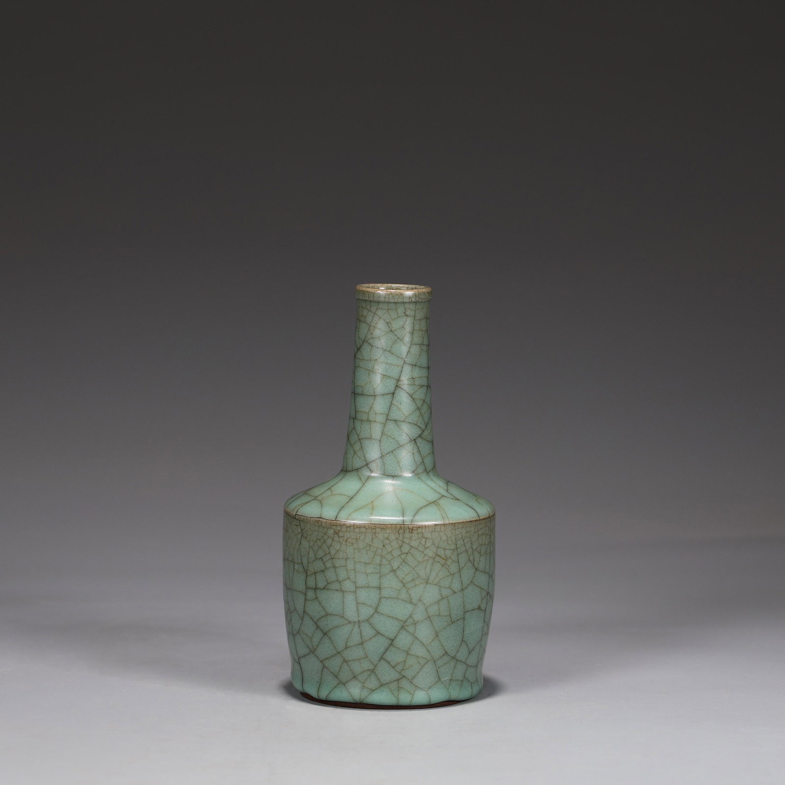 A LONGQUAN GUAN-TYPE MALLET VASE: A LONGQUAN GUAN-TYPE MALLET VASE H:18.3cm, W:9cm