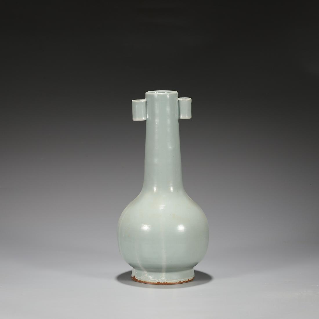 A 'LONGQUAN' CELADON BOTTLE VASE (1 of 8)