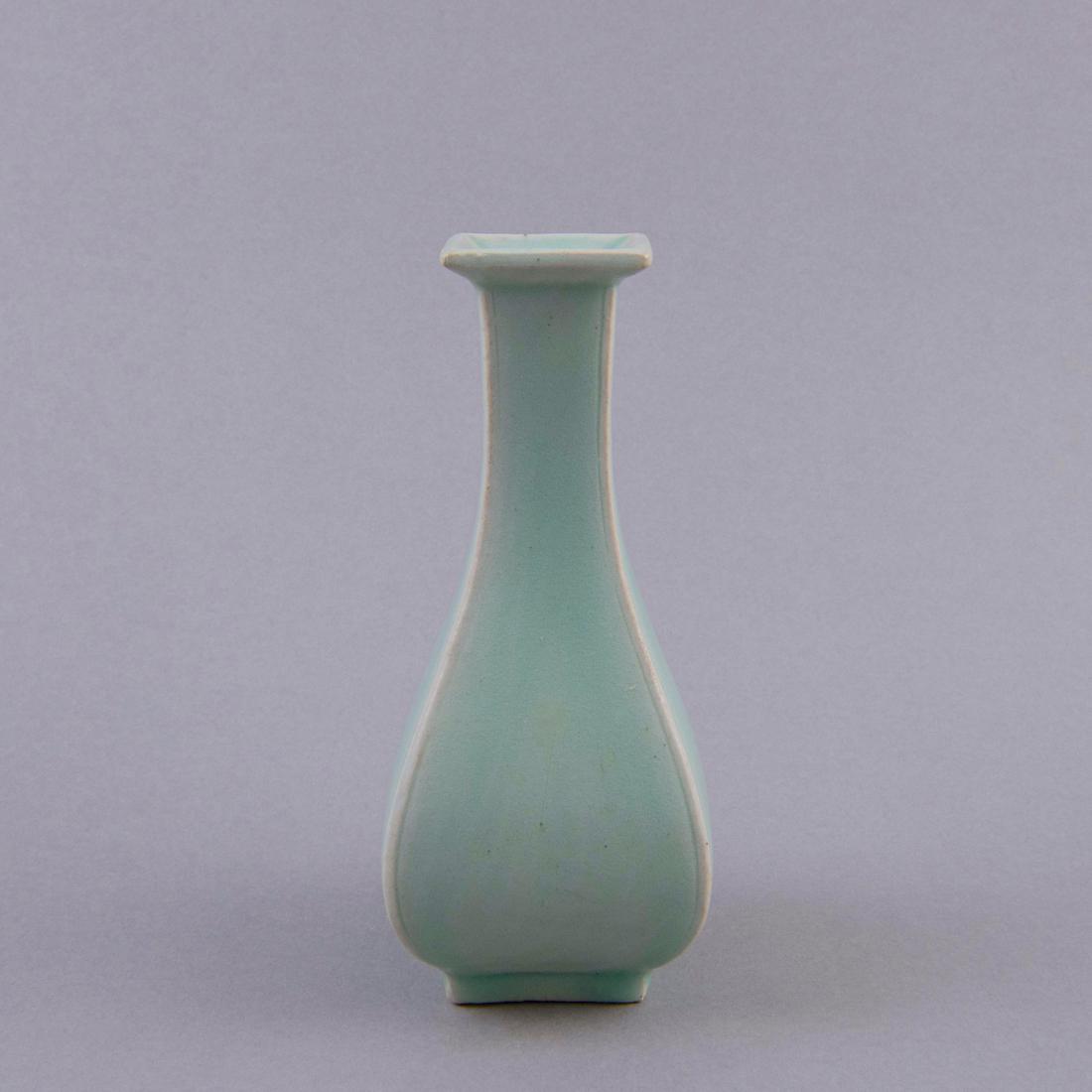 A RARE AND FINE 'LONGQUAN' CELADON SQUARE VASE (1 of 8)