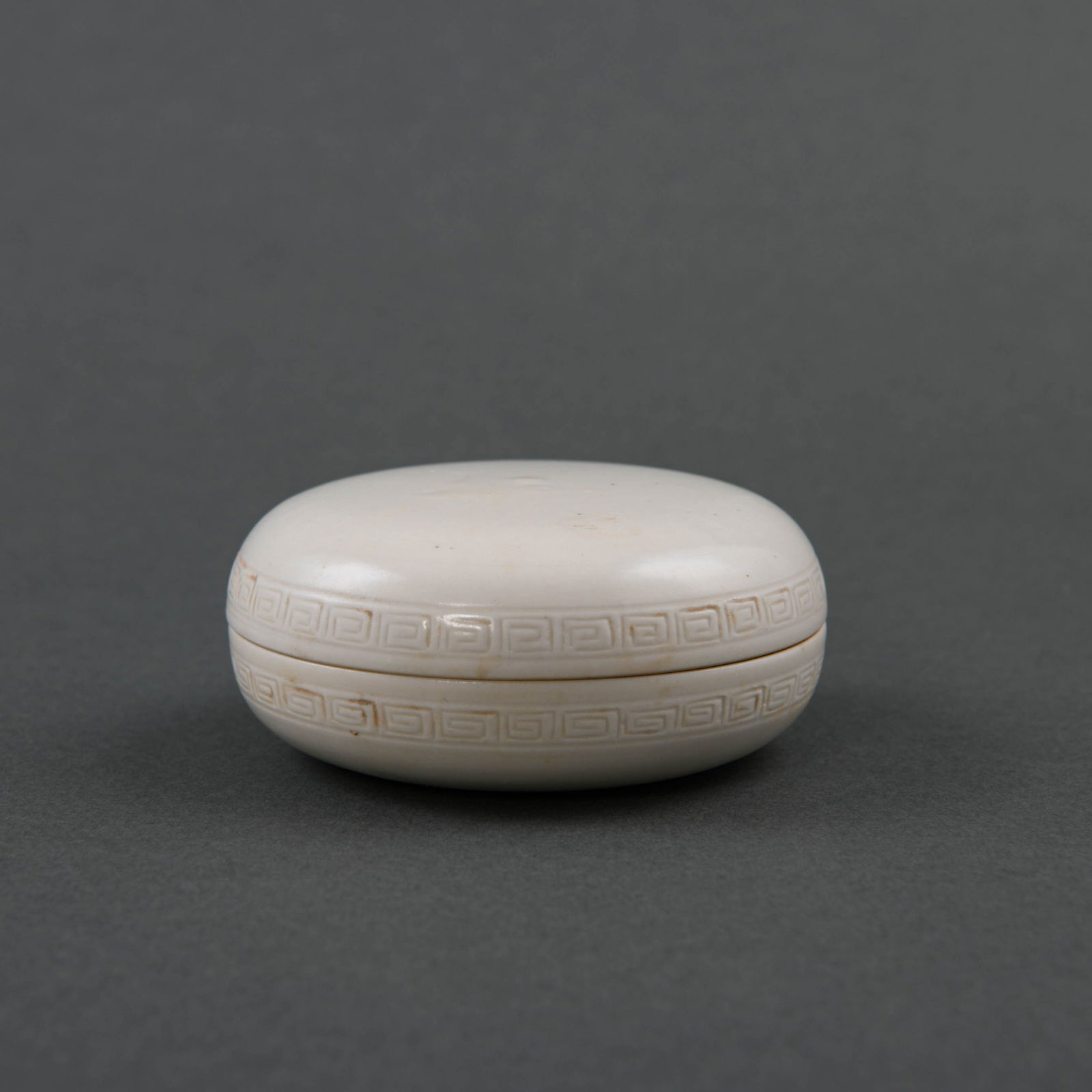 A FINE WHITE 'DING' ROUND-SHAPED BOX AND COVER: A FINE WHITE 'DING' ROUND-SHAPED BOX AND COVER Dia:9.1cm,H:4.2cm
