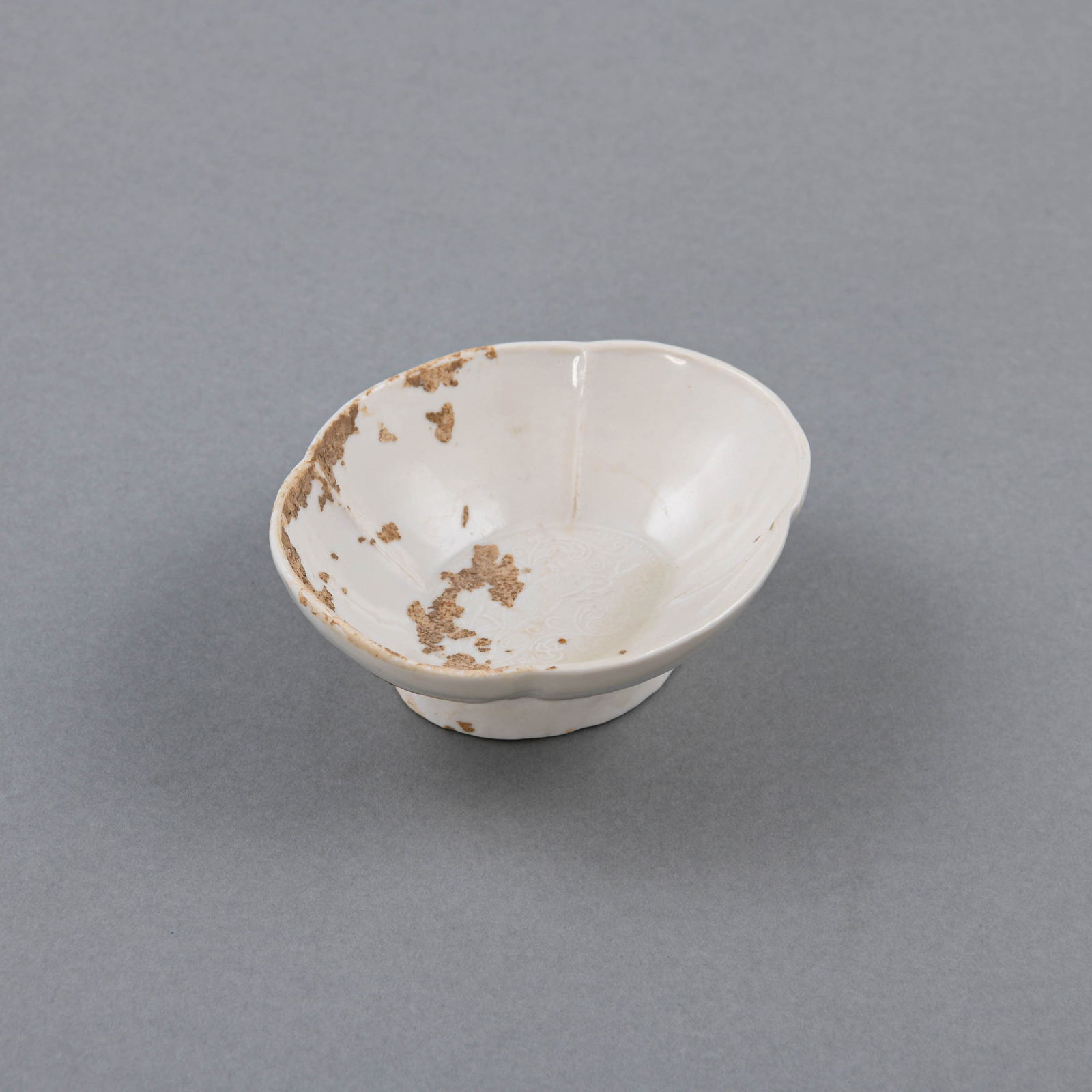 A RARE WHITE 'DING' QUATREFOIL CUP (1 of 6)