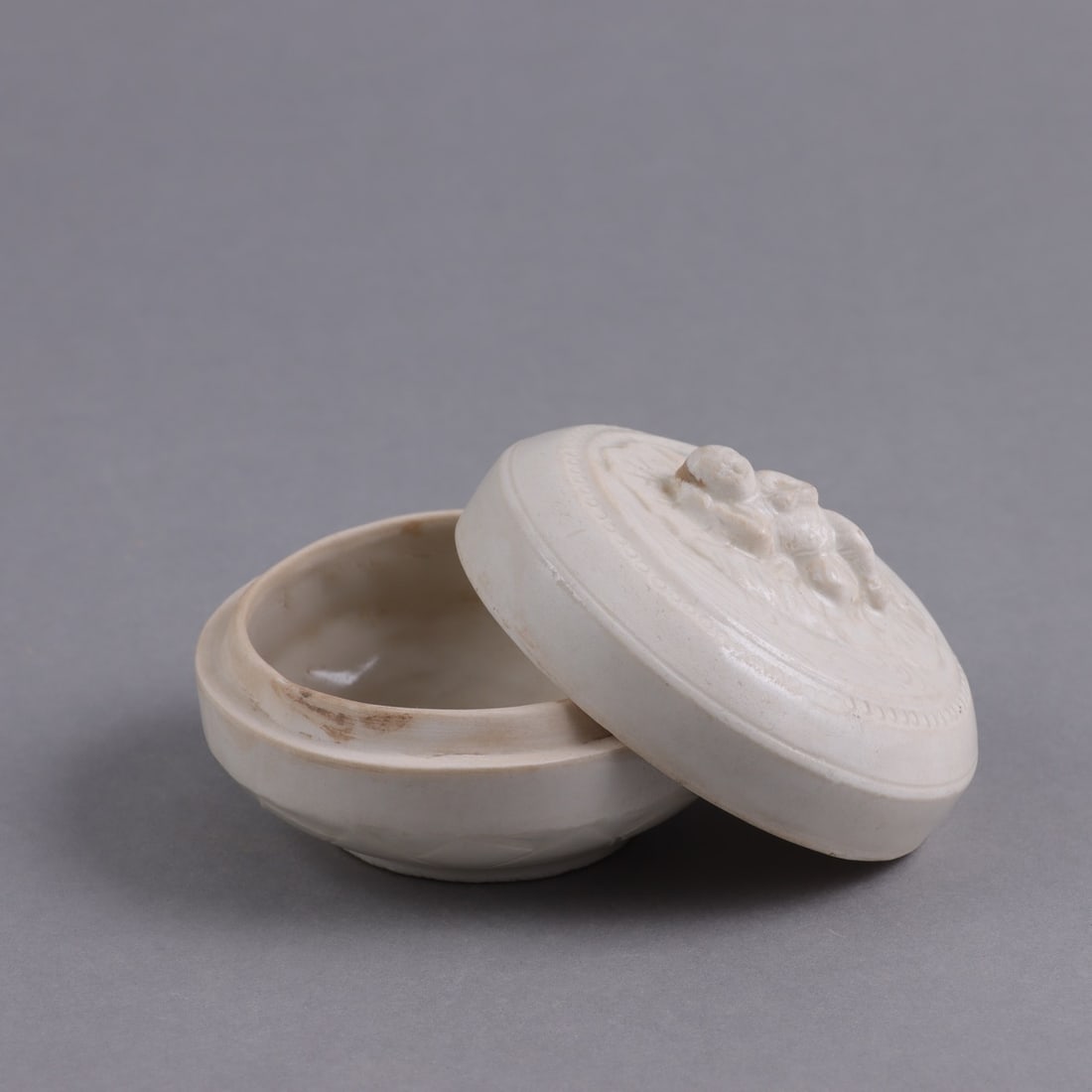 A RARE 'DING' MOLDED 'BOY' BOX AND COVER (1 of 9)