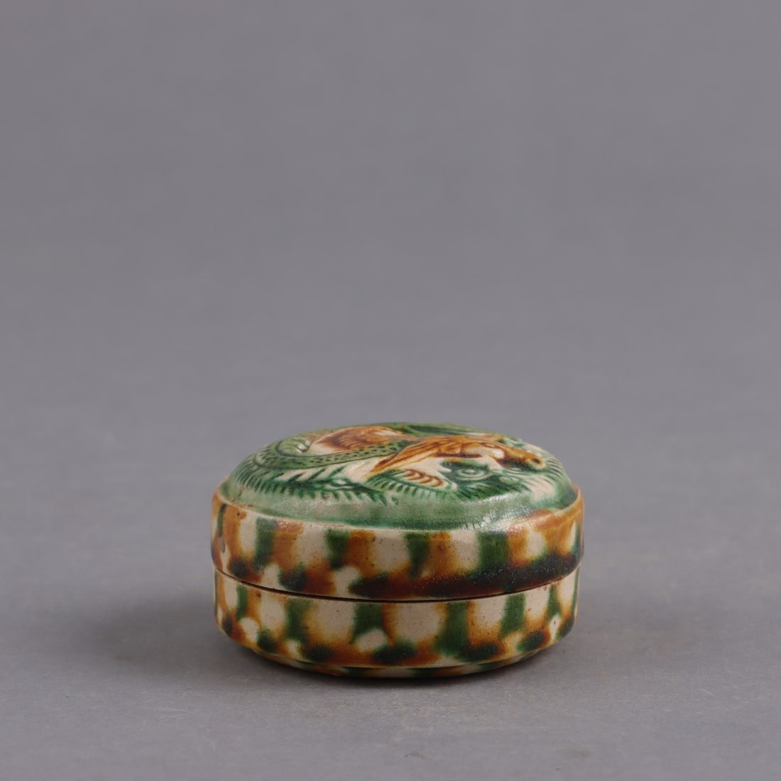 A SMALL AND FINE 'SANCAI' 'DRAGON' BOX AND COVER (1 of 8)