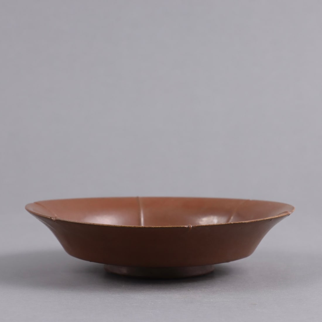 A RARE 'CIZHOU' PERSIMMON-GLAZED LOBED DISH (1 of 8)