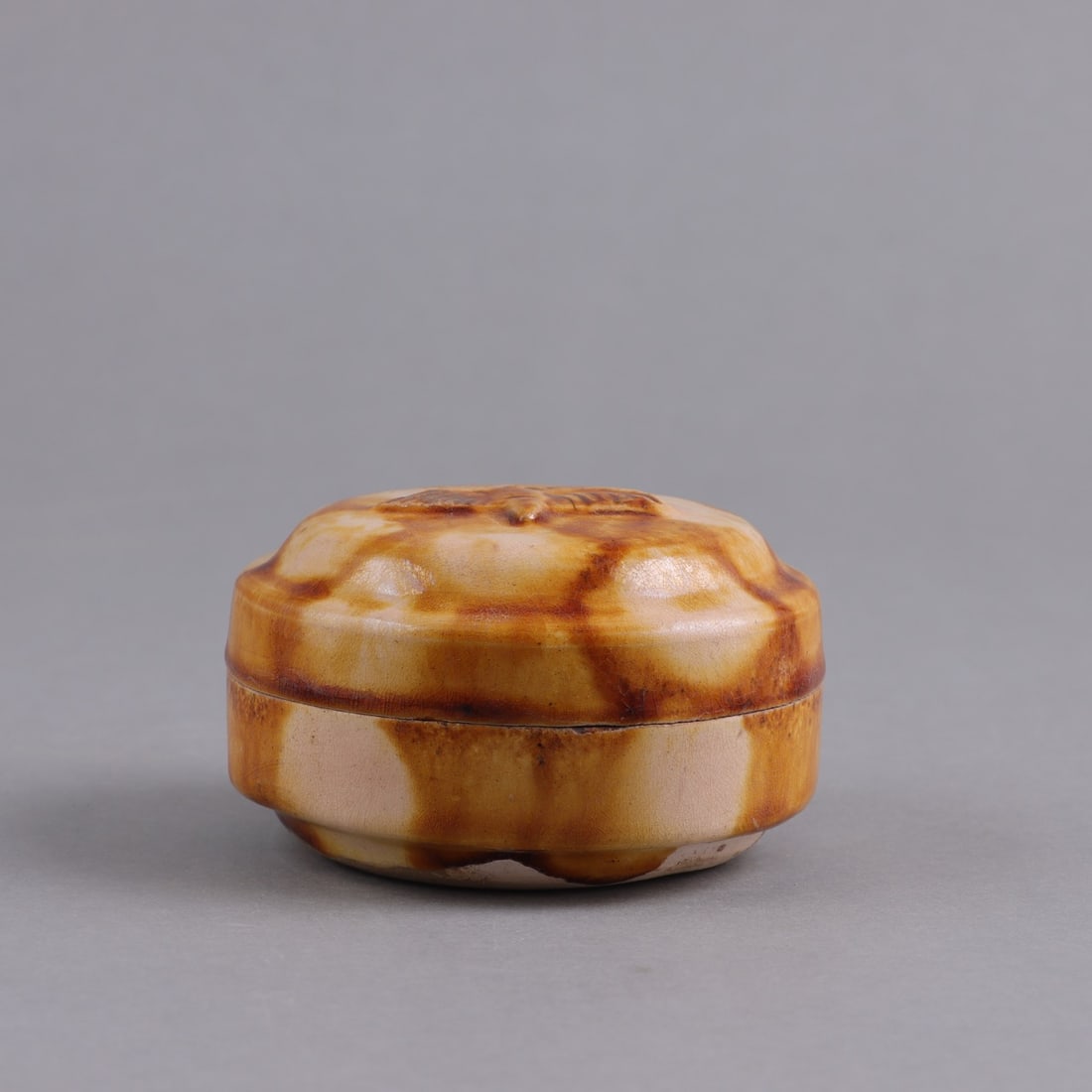 A 'SAICAI'AMBER-GLAZED MOLDED 'BUTTERFLY' COSMETIC BOX AND COVER: A 'SAICAI'AMBER-GLAZED MOLDED 'BUTTERFLY' COSMETIC BOX AND COVER Dia:8.6cm,H:5cm