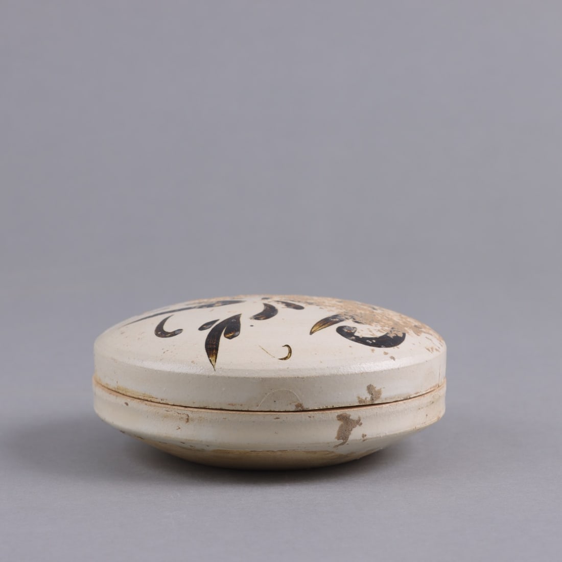 A 'CIZHOU' PAINTED BOX AND COVER: A 'CIZHOU' PAINTED BOX AND COVER Dia:9.7cm,H:4.1cm