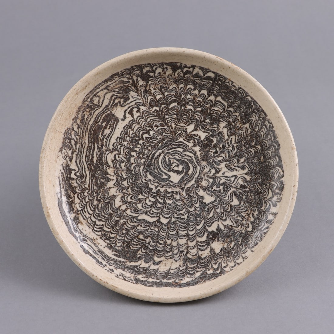 A RARE 'DANGYANGYU' MARBLED WHITE-RIMMED DISH (1 of 9)