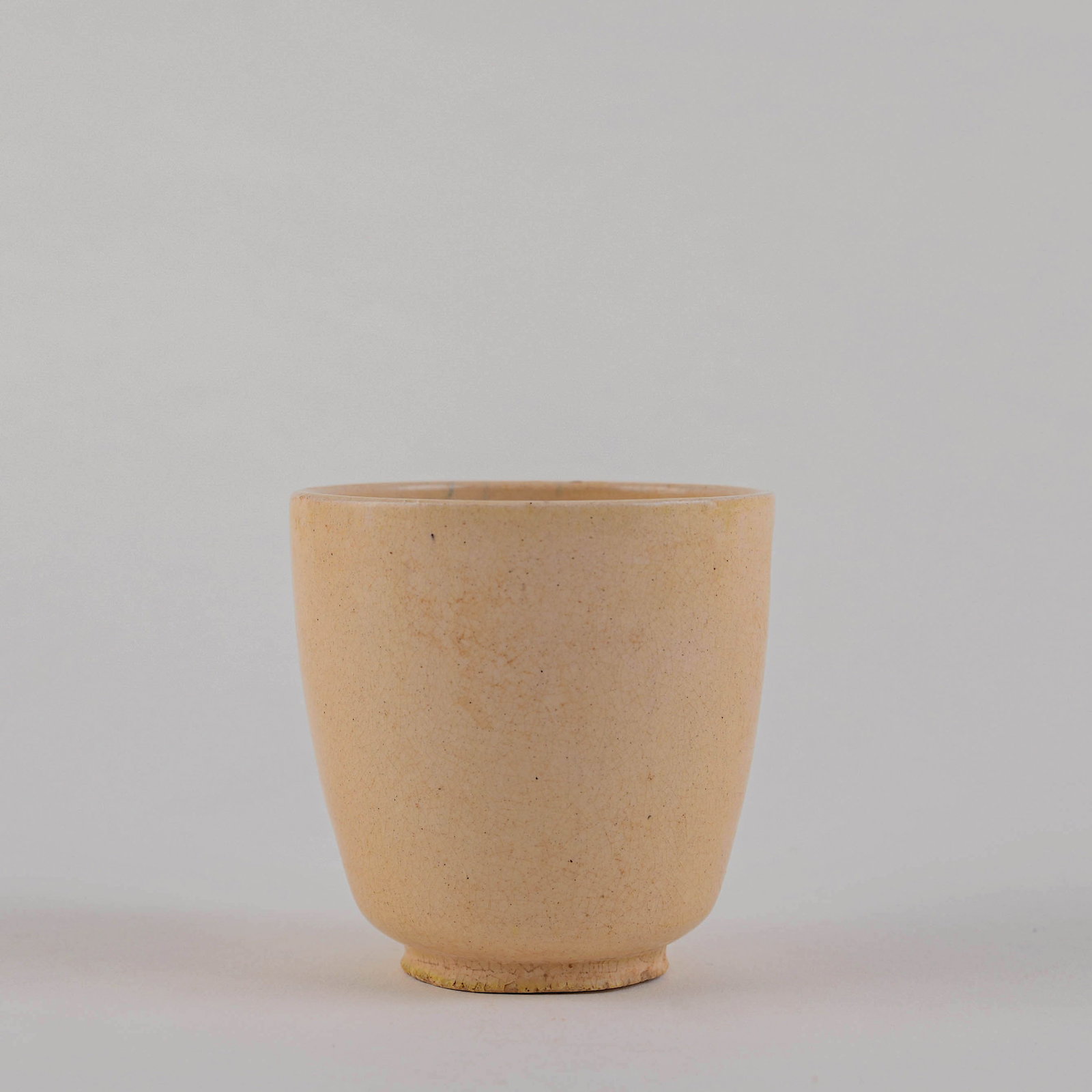 A TANG-STYLE STRAW GLAZE CUP: A TANG-STYLE STRAW GLAZE CUP H:8.0cm, W:8.2cm