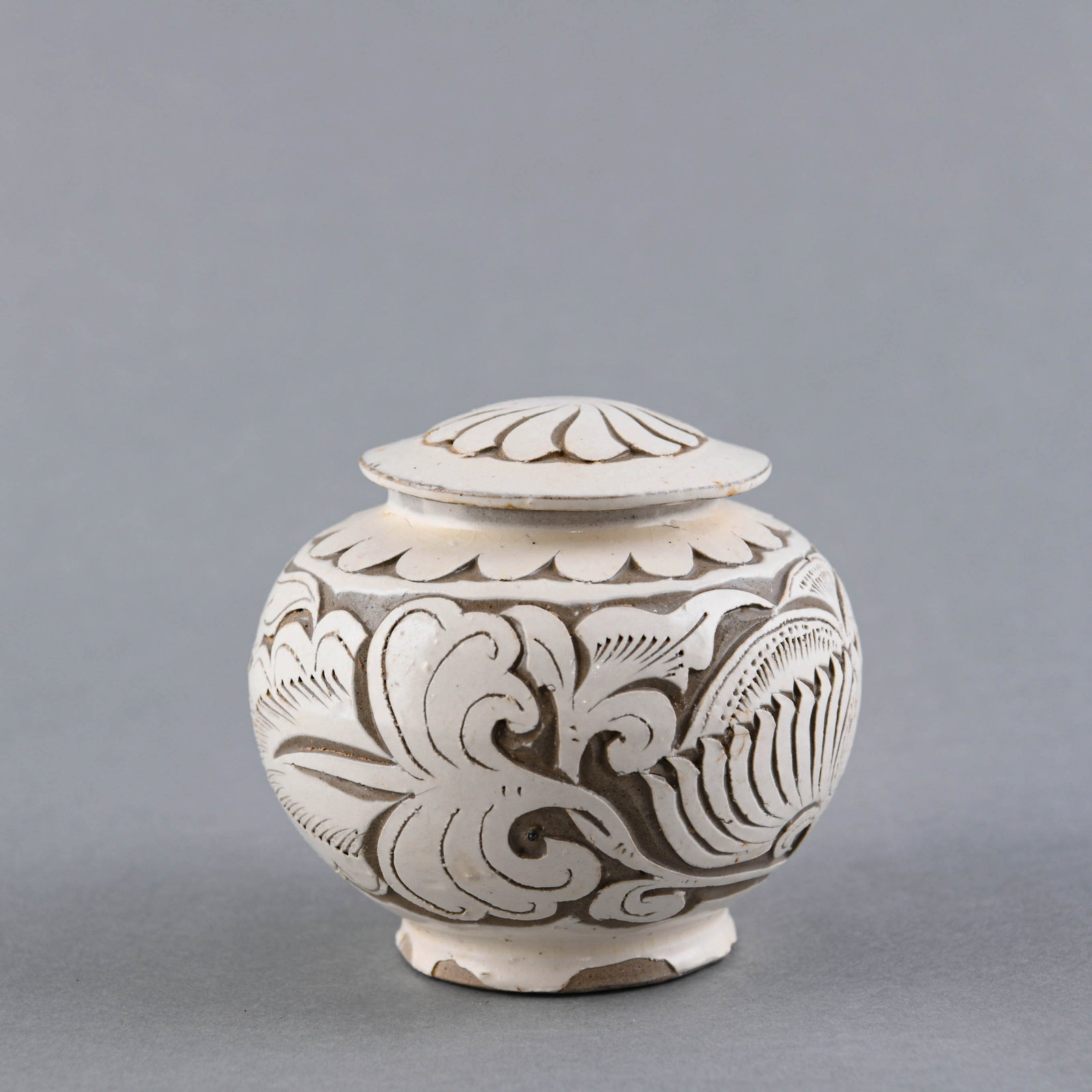 A SGRAFFIATO 'DENGFENG' WHITE GLAZE JAR AND COVER (1 of 9)