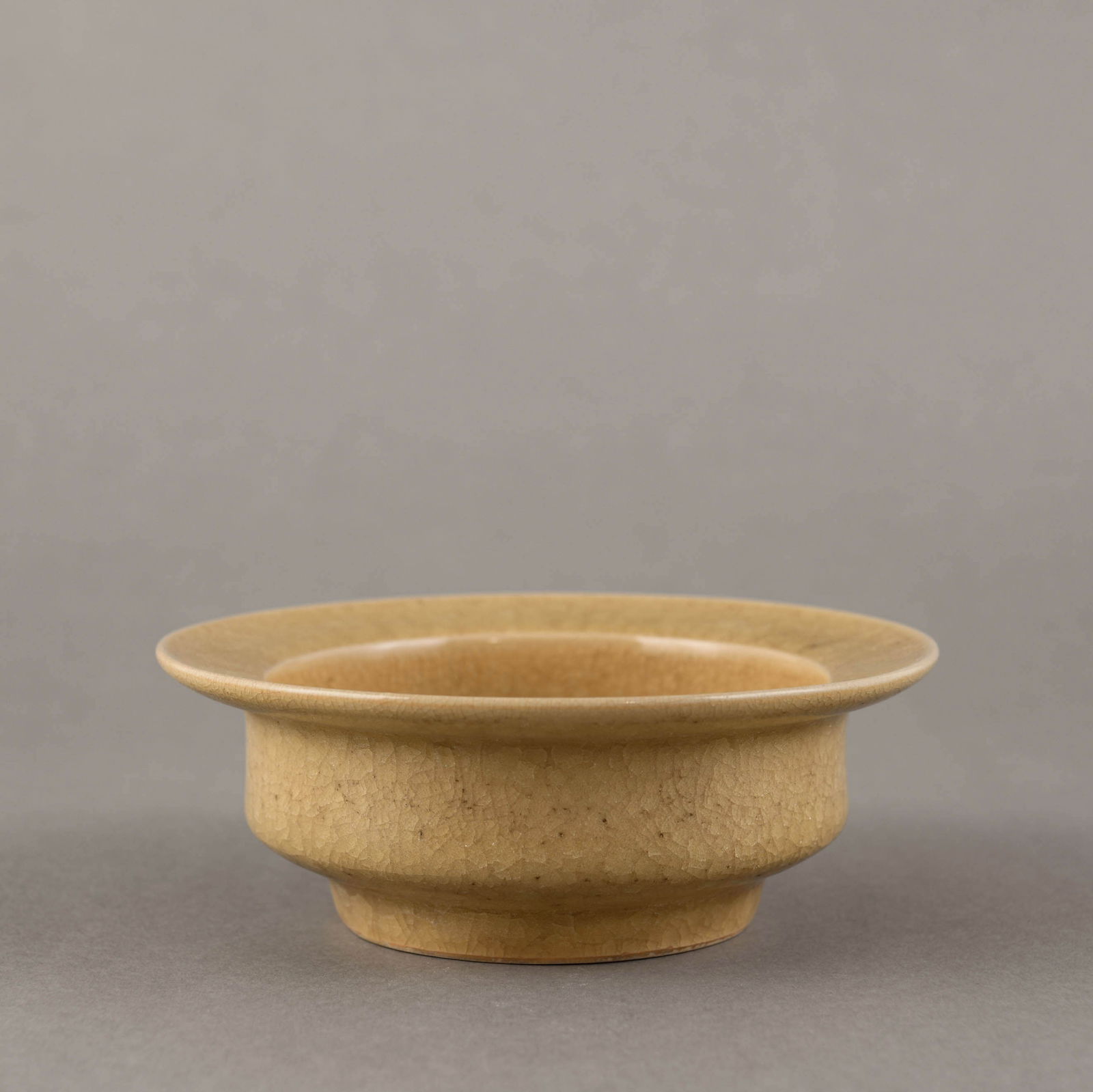 A 'LONGQUAN' CREAMY CELADON WASH: A 'LONGQUAN' CREAMY CELADON WASH Dia:14.7cm, H:5.4cm