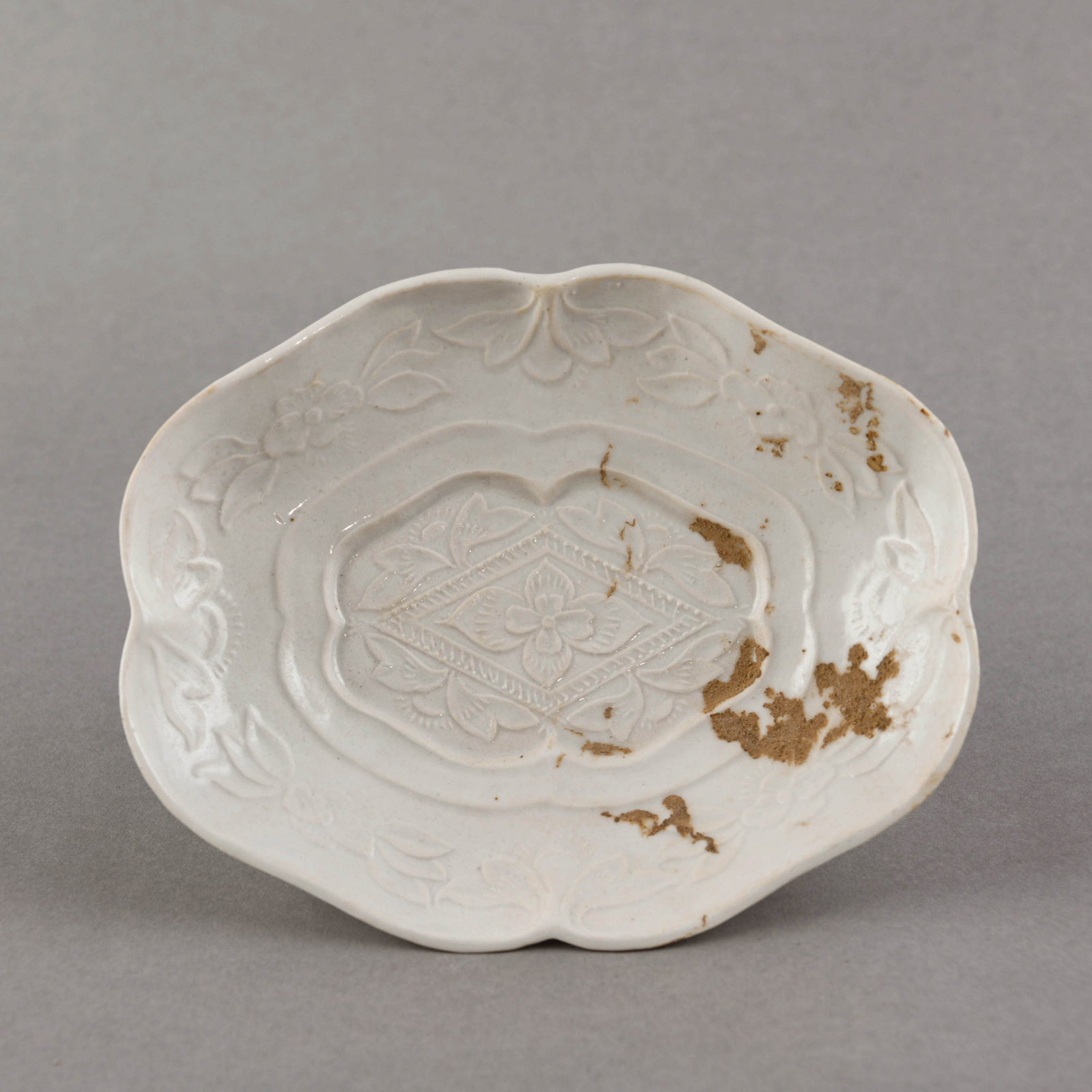 A SMALL AND FINE WHITE 'DING' CLOVER DISH (1 of 7)