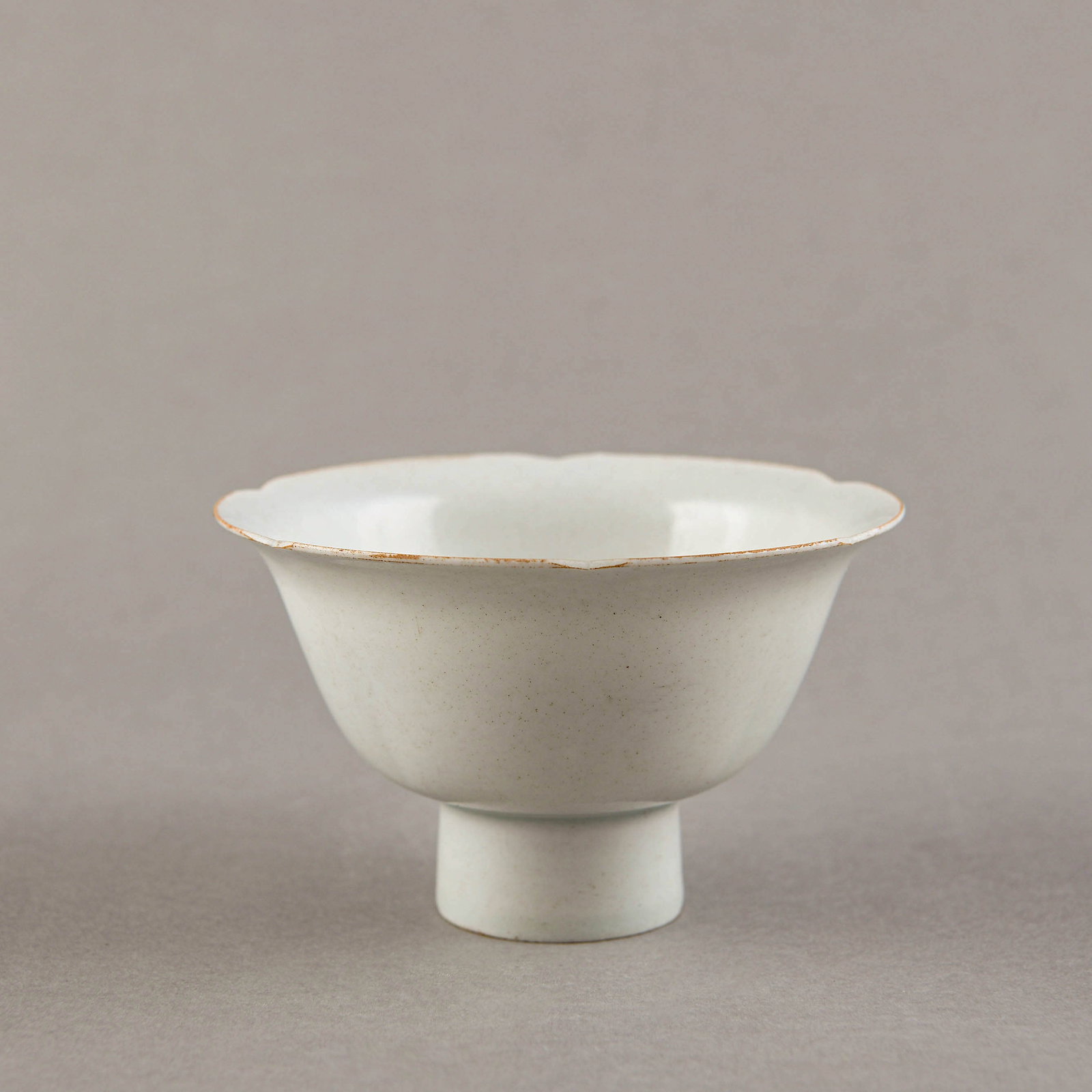 A QINGBAI FOLIATED RIM STEM CUP: A QINGBAI FOLIATED RIM STEM CUP Dia:11.9cm, H:7.5cm