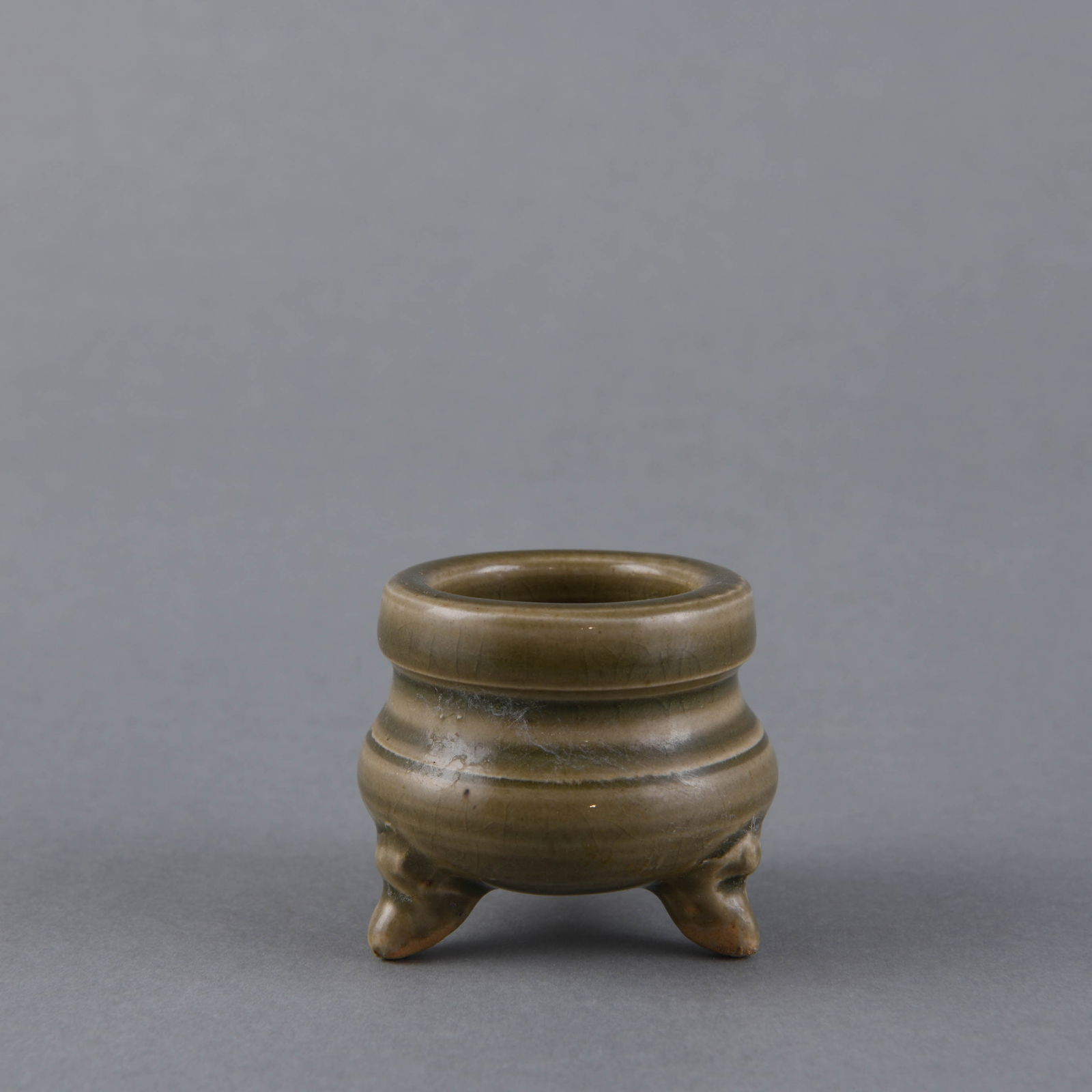 A SMALL AND FINE 'YAOZHOU' CELADON TRIPOD LAMP (1 of 7)