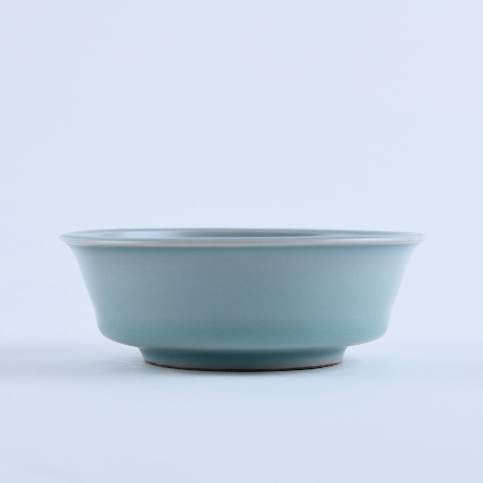 A FINE 'LONQUAN' CELADON WASHER: A FINE 'LONQUAN' CELADON WASHER Dia:12.0cm, H:4.3cm