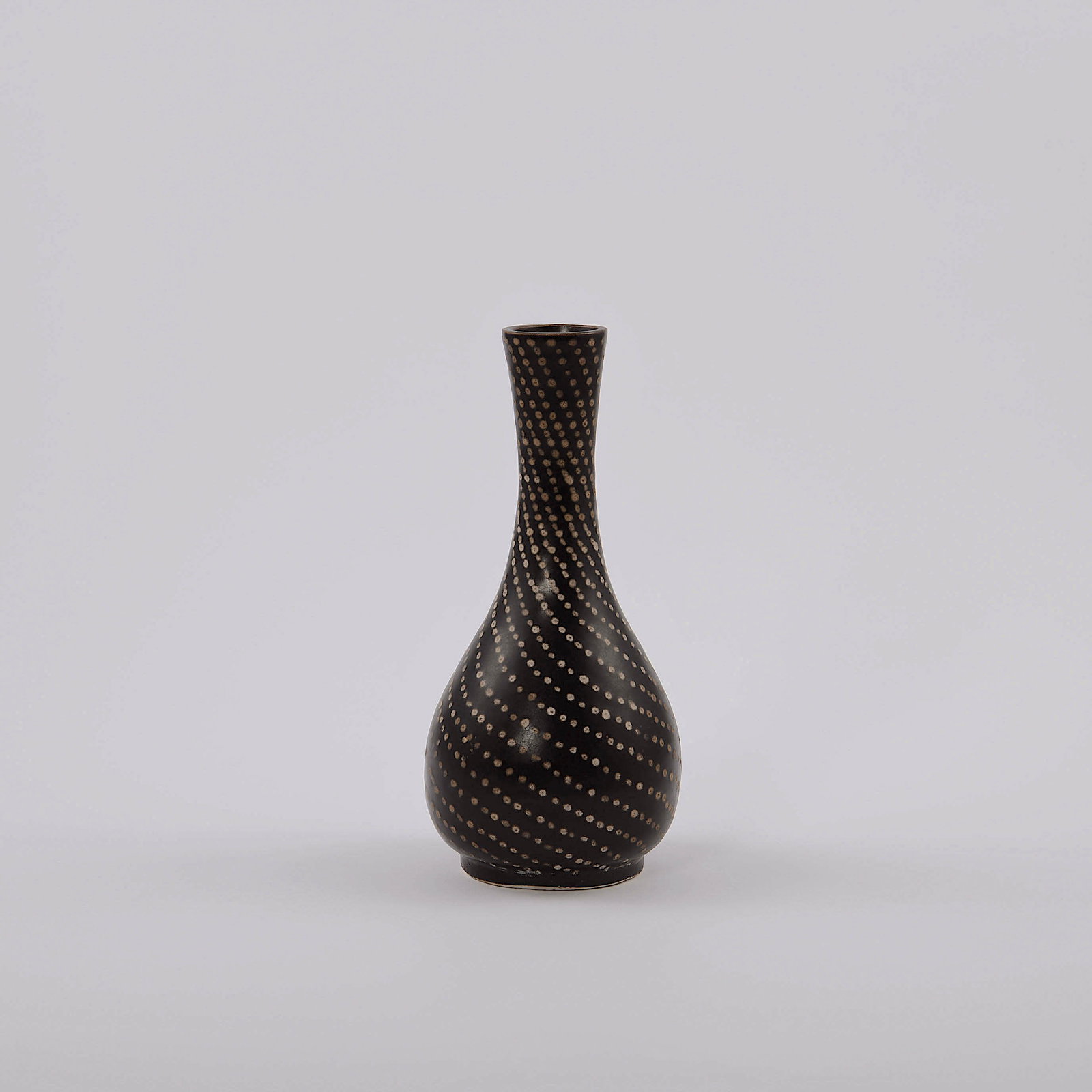 A RARE 'JIZHOU' WHITE-SPOTTED BLACK-GLAZED BOTTLE VASE (1 of 8)