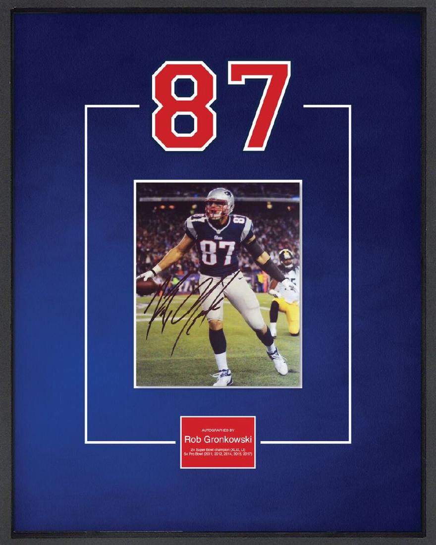 Rob Gronkowski Signed Photo: Rob Gronkowski "NE Patriots" Signed Photo. Signed by Rob Gronkowski
