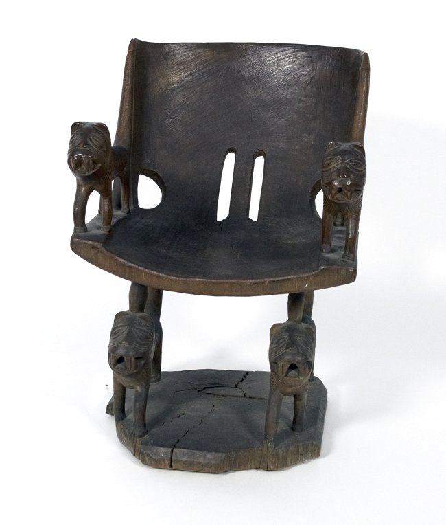 West African Lion Carved Wooden Throne or Chair: Beautiful West African wooden carved throne. Mali or Burkina Faso Carved from a single tree trunk. Features exquisite lion carvings on arm rests. Dark finish, early 20th century.