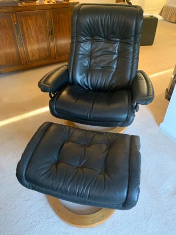 Ekornes Mid Century Recliner & Ottoman: Ekornes Norway. Stressless Consul Chair Small with Classic Base 37 1/2" x 28" x 36"