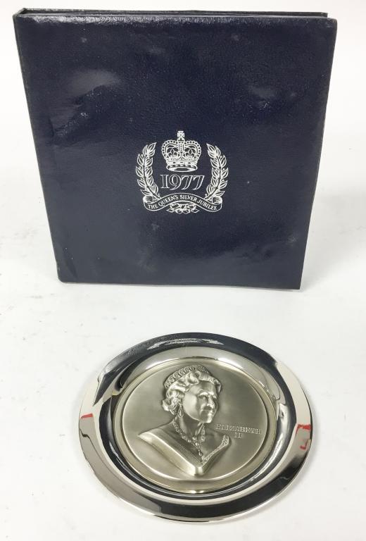 Queen Elizabeth Silver Jubilee Plate 1977: In fitted case. Plate 8"-diameter.