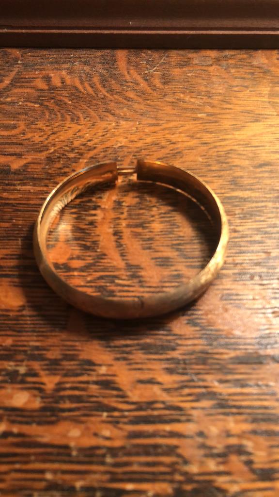 Gold Tone Bracelet (1 of 6)